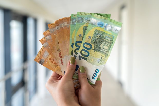 Contabila unui liceu din Pașcani a furat 100.000 de euro din indemnizațiile de handicap ale elevilor 
