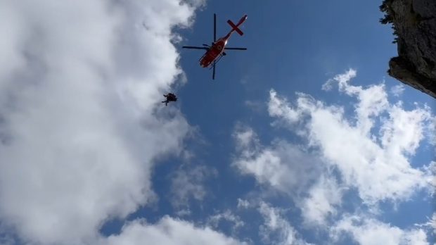 O femeie a fost salvată cu elicopterul, după ce a căzut 15 metri într-o râpă din Retezat