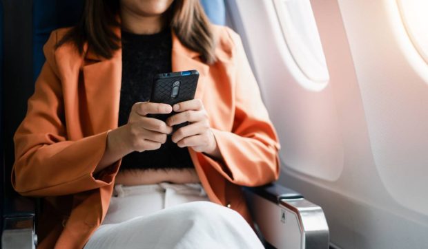 Greșeala care le-ar putea aduce românilor care merg cu avionul în UE facturi uriașe la telefon. Costurile sunt foarte mari