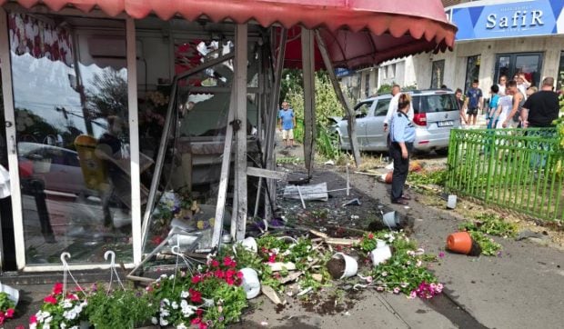 O mașină a spulberat chioșcul unei florării din București. Vânzătoarea a ajuns de urgență la spital