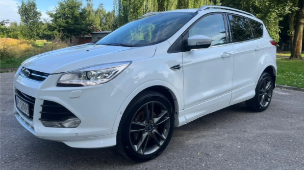 Ford Kuga cu daună totală în 2017, de vânzare cu 14.000 de euro în 2025: „Bine întreținut, aflat în familie de 7 ani”