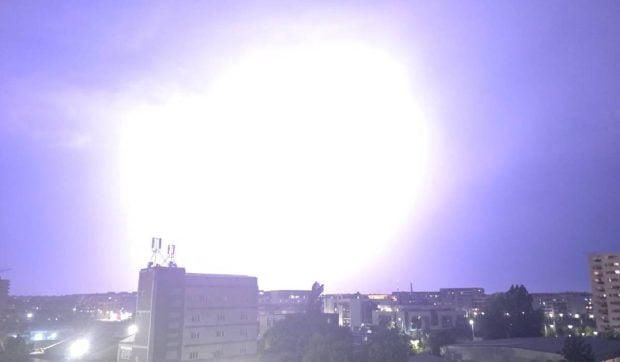 Fulger spectaculos în București: ANM anunță cod galben de ploi torențiale, vânt și descărcări electrice