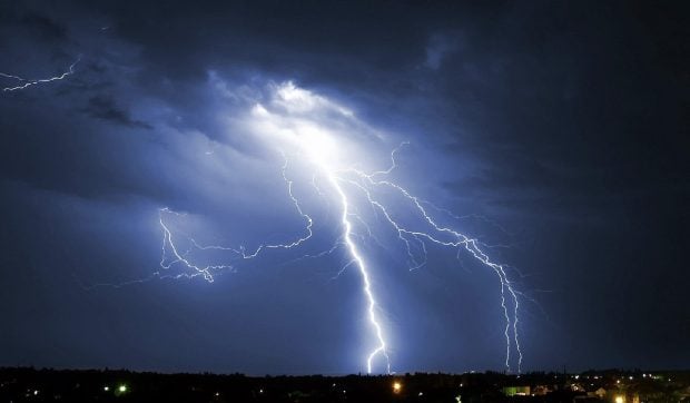 Cod roșu de ploi torențiale și descărcări electrice. Lista localităților vizate de fenomene meteo extreme