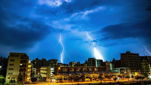 Caniculă, furtuni, ploi torențiale și grindină. Harta județelor aflate sub avertizări meteo ANM de vreme extremă
