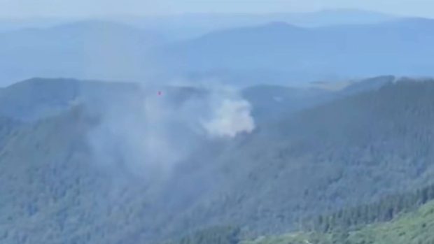 Zeci de pompieri și un elicopter Black Hawk încearcă să stingă incendiul de pădure în Masivul Țibleș