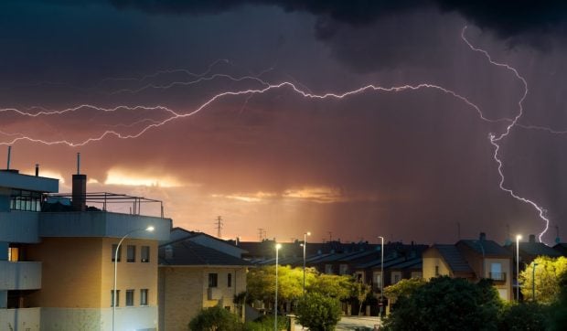 Coduri galbene de caniculă și furtuni violente. Harta zonelor unde temperaturile trec de 37 de grade Celsius și regiunile lovite de vijelii