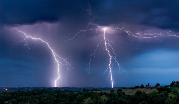 Furtuni violente de cod roșu, ploi de până la 50 l/mp și descărcări electrice. Avertizare meteo de la ANM