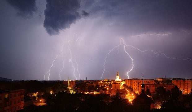 Avertizare de fenomene meteo extreme. Cod portocaliu de ploi de peste 60 l/mp în nouă județe