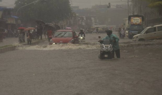 33 de oameni au murit loviți de fulger, în timpul unor furtuni feroce, în India. Alte zeci de persoane au fost rănite