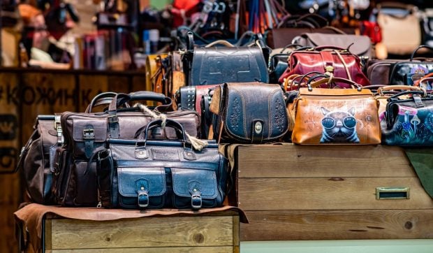 O femeie a cumpărat o geantă mototolită de la second hand cu o nimica toată. Apoi a descoperit uluită cât valora