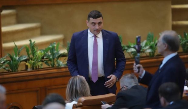 Aveți 5 vicepremieri, 5 vicepremieri, 5, înțelegeți, 5 vicepremieri. Și voi faceți apel la austeritate: discursul lui George Simion la moțiunea de cenzură