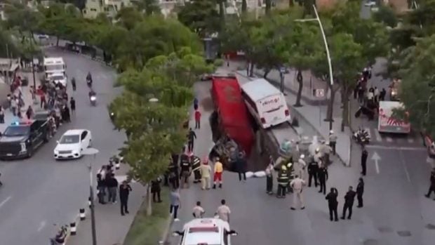 Momentul în care un crater uriaș a înghițit un camion și un autocar, în Mexic: imagini cu groapa lungă de 40 de metri