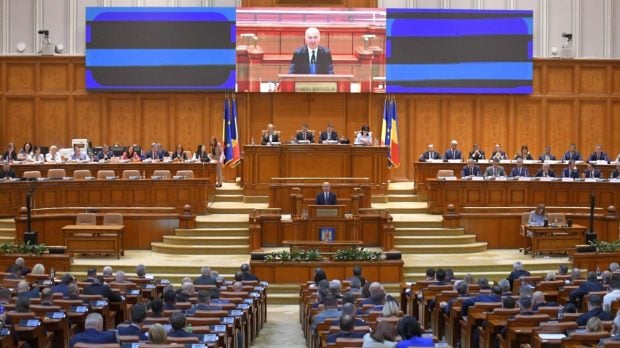 Guvernul Bolojan își asumă în Parlament răspunderea pe măsurile fiscale care majorează TVA și accizele. Ce taxe noi vor plăti românii din 1 august