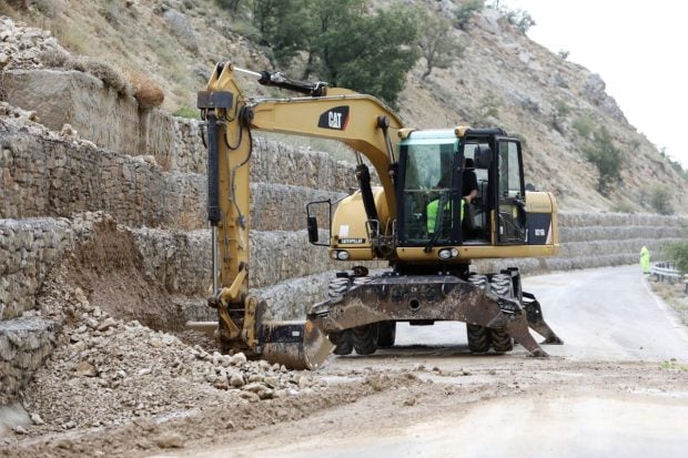 Primăria unei mici comune cumpără un buldoexcavator de la urmașul lui Constantin Brâncuși judecat pentru fraude de 3 milioane de euro