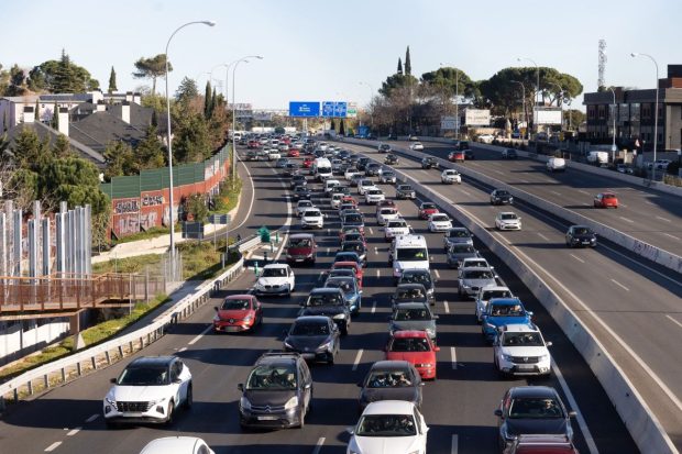 Minimum doi oameni în mașină și taxă un euro pe zi, reguli noi într-o țară plină cu români, unde marile orașe sunt sufocate de trafic