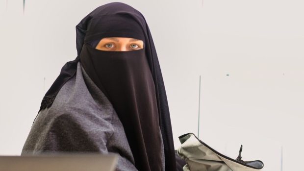 O țară cu populație majoritar musulmană a interzis purtarea niqabului şi burqa în public