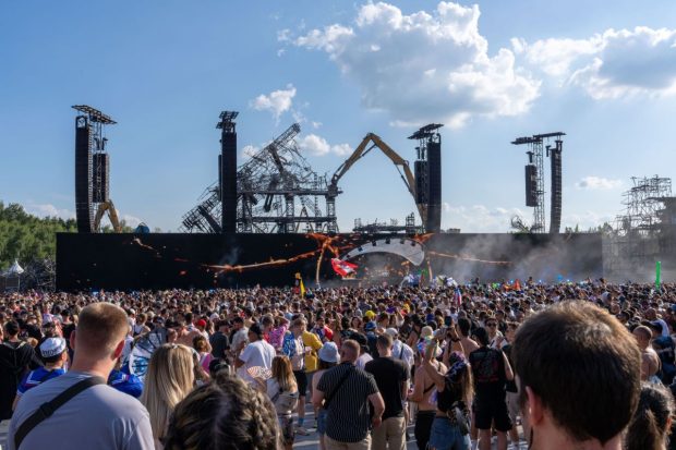 Festivalul Tomorrowland a început, la două zile după ce scena principală a fost mistuită de foc