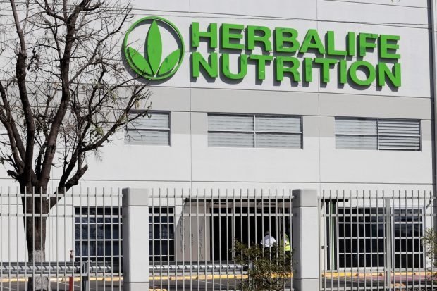 Femeia a dat în judecată Herbalife, după ce a fost împinsă în piscină și rănită grav la o petrecere a companiei. Ce daune cere