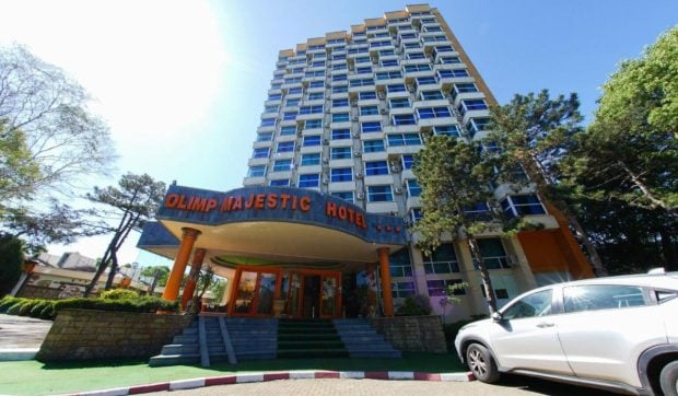 50 de turiști, evacuați de ISU, restul s-au evacuat de la Hotelul Majestic din Olimp, unde sunt cazați 350 de oameni. A ars un cablu electric