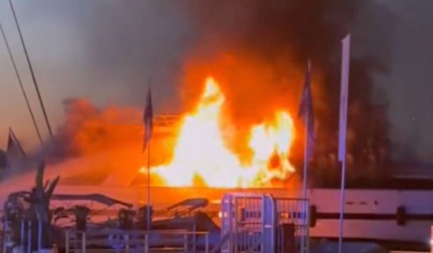 Momentul în care un iaht de lux care se putea închiria cu 80.000 de euro pe săptămână arde în Saint Tropez
