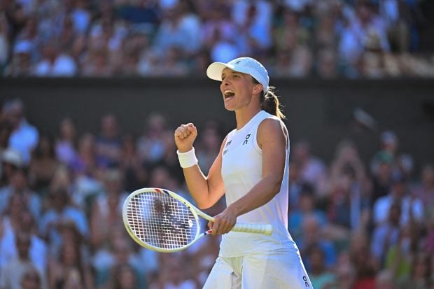 Iga Swiatek a învins-o cu 6-0 pe Amanda Anisimova la turneul feminin de la Wimbledon. Simona Halep a fost de față