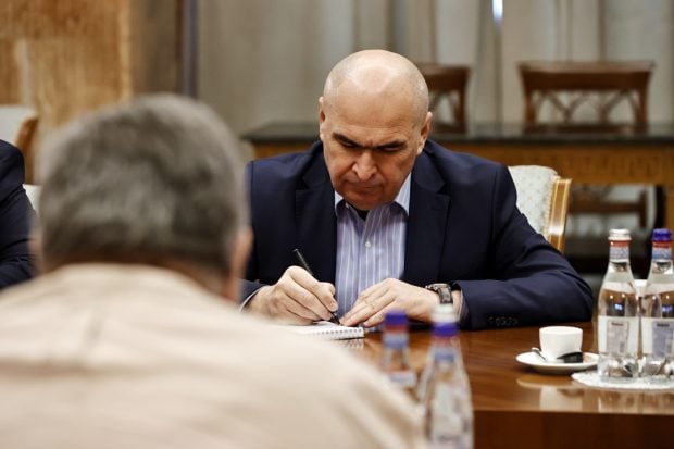 Lunga vară fierbinte a guvernului Bolojan. Dincolo de ce ni se cere acum, așteptăm să ni se livreze un stat în sfârșit reformat