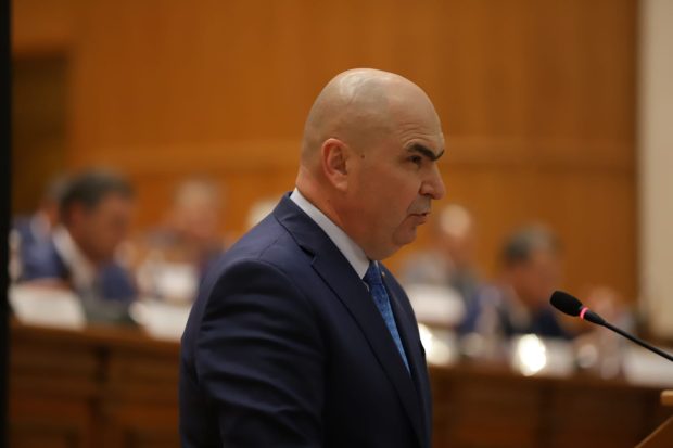 Florin Poenaru, antropolog: „Bolojan administrează sărăcia cu mână de fier, sub pretextul eficienței. Reduce, taie, optimizează, dar fără să atingă privilegiile structurale” 