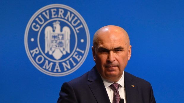 Ilie Bolojan, acuzat de sindicaliștii din Guvern că a încasat „71 de salarii lunare” de la EximBank, în 2007. Ce replică dă Executivul