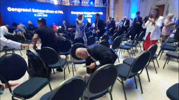 Ilie Bolojan și alți liberali au strâns gunoiul din sala din Parlament unde a avut loc Congresul PNL