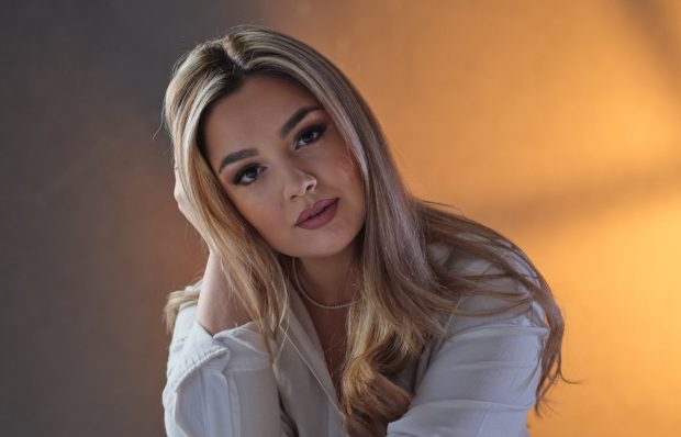 Imagine Stire Imaginea cu Ilinca Simion la plajă a atras atenția fanilor de pe Facebook. Cum s-a pozat soția lui George Simion: „Eu și bebelușul meu” | 2review.ro