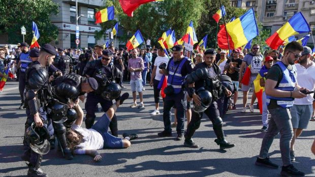 Fake-news-uri cu un jandarm care calcă drapelul și unul care plânge la mitingul pro Călin Georgescu, distribuite pe rețelele sociale, demontate de jandarmi