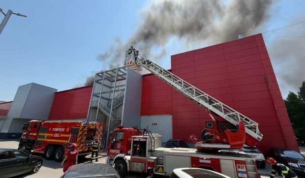 Incendiu la mall Afi Palace Cotroceni din București. Peste 10 autospeciale intervin să stingă incendiul