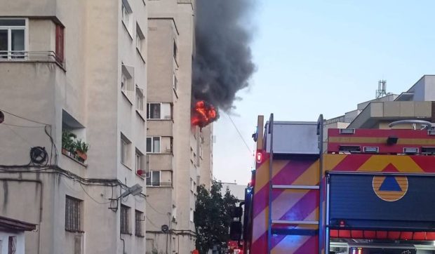 Incendiu violent într-un bloc de 10 etaje din Baia Mare. Două persoane au ajuns la spital