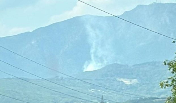 Incendiu major în Parcul Național Cozia: 3 hectare ard, ISU Vâlcea intervine cu greu din cauza vântului