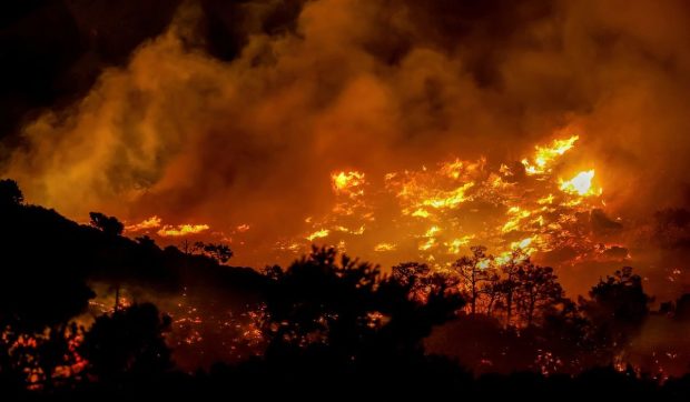 Incendiu pe insula Creta din Grecia. Case distruse, localități fără curent, turiști și localnici evacuați