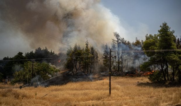 Incendii „titanice” în Grecia: pompierii continuă lupta, dar situația se ameliorează local