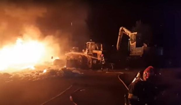 Incendiu de proporții la un depozit de fier vechi din Buzău. Intervenția pompierilor a fost îngreunată de calitatea mare de combustibil | VIDEO
