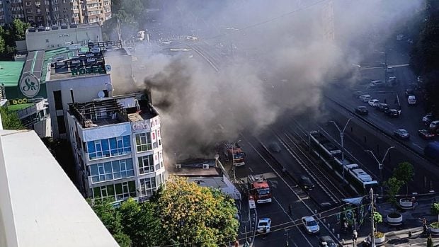 Incendiu la un magazin și hotelul Sir din Sectorul 6, zona e blocată de mașinile de pompieri și echipele de intervenție