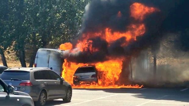 Două mașini, distruse într-un incendiu lângă plaja Modern din Constanța. Un bărbat a suferit arsuri când stingea focul