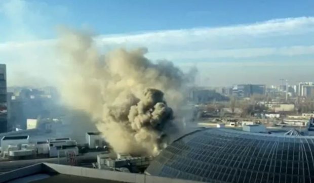 Incendiu la mall Afi Palace Cotroceni din București. Peste 10 autospeciale intervin să stingă incendiul