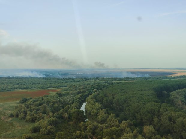 Incendiu masiv de vegetație în Tulcea: a fost nevoie de intervenția cu un elicopter Black Hawk