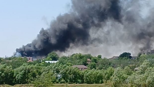 Incendiu violent la o fabrică de oțet din județul Galați: este pericol de explozie, flăcările se apropie de un depozit de butelii