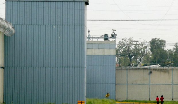 Guvernul Marii Britanii ia în calcul „ciparea” infractorilor, reabilitarea acestora cu AI și introducerea gardienilor-robot în penitenciare