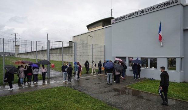 Deținutul ascuns în valiză la evadarea dintr-o închisoare din Lyon, capturat de poliția franceză