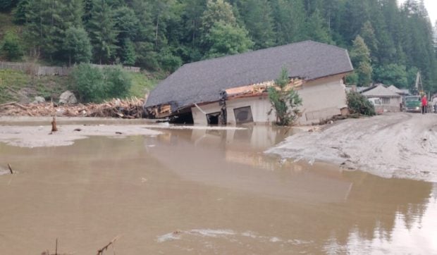 Un zid de apă înalt de 5 metri le-a măturat gospodăriile: locuitorii de la Broșteni nu au putut suna la 112 timp de 5 ore, în timpul potopului