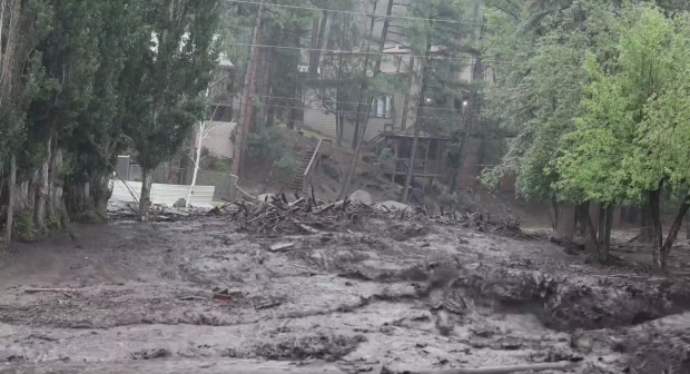 Imagini cu momentul în care un sat din New Mexico este inundat. Cel puțin 3 oameni au murit înghițiți de ape, dintre care 2 copii I VIDEO