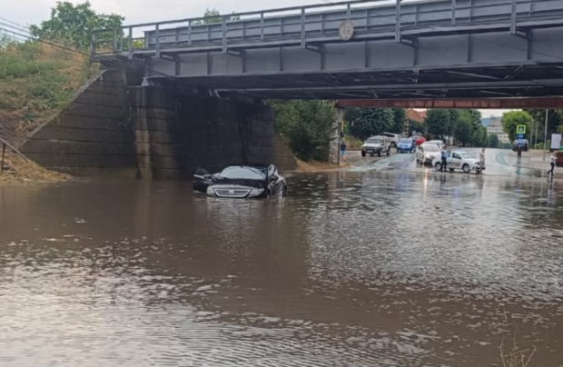 Furtună puternică în județul Brașov: mai multe străzi au fost inundate în Făgăraș, un copac a căzut peste o mașină aflată în mers