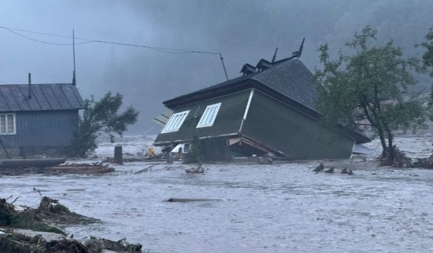 Imagini cu inundațiile care au lovit 9 județe din România: un mort, 900 de evacuați, mașini distruse, drumuri rupte. Suceava și Neamț, cele mai afectate