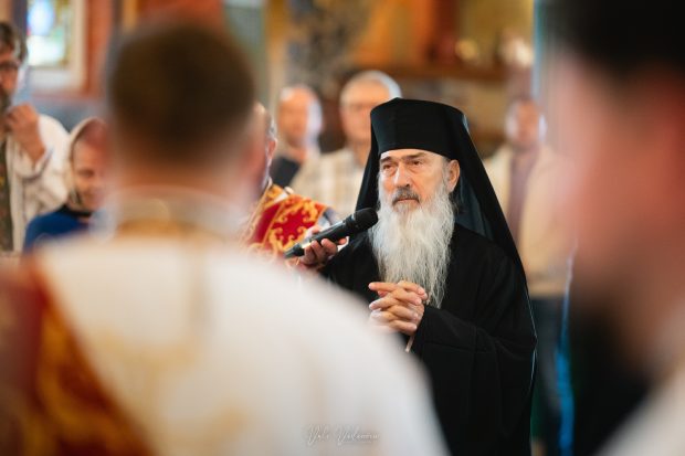 Un fost preot se spovedește în cartea sa: „Am plecat la ÎPS Teodosie, l-am miruit bine că strânsesem ceva cașcaval, a doua zi m-a și hirotonit preot”