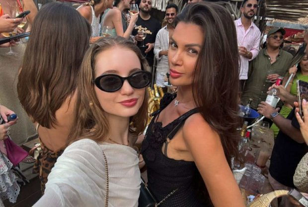 Imagine Stire Cum a apărut Irina Columbeanu cu Ramona Gabor, mătușa ei, în Saint-Tropez. Tânăra s-a pozat în costum de baie, apoi în rochie de seară | 2review.ro